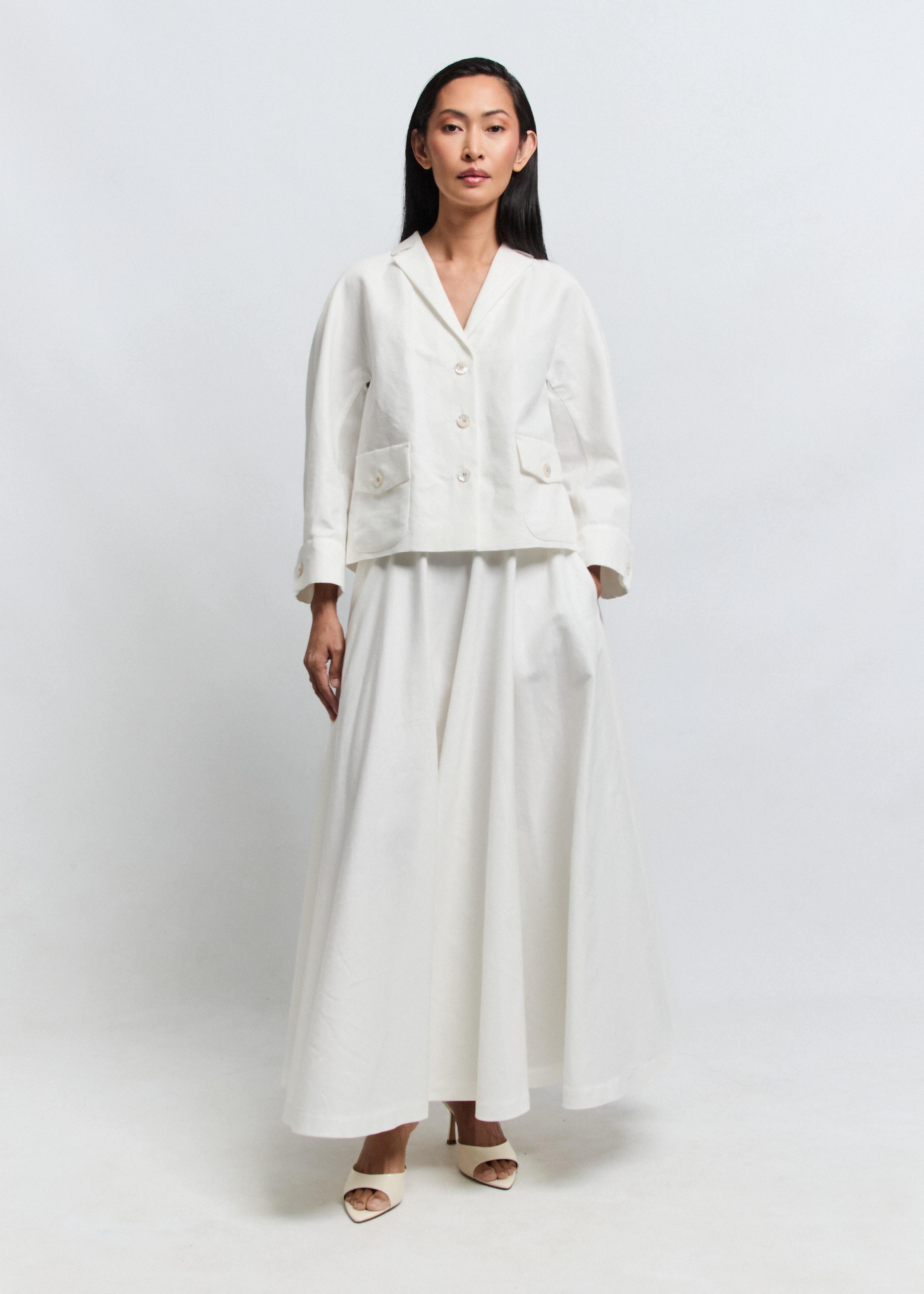 · RONI shirt-jacket in silk-cotton blend, kimono cut with English revere collar — Pohjanheimo · Detail of RONI jacket — natural mother-of-pearl buttons and French seam finish