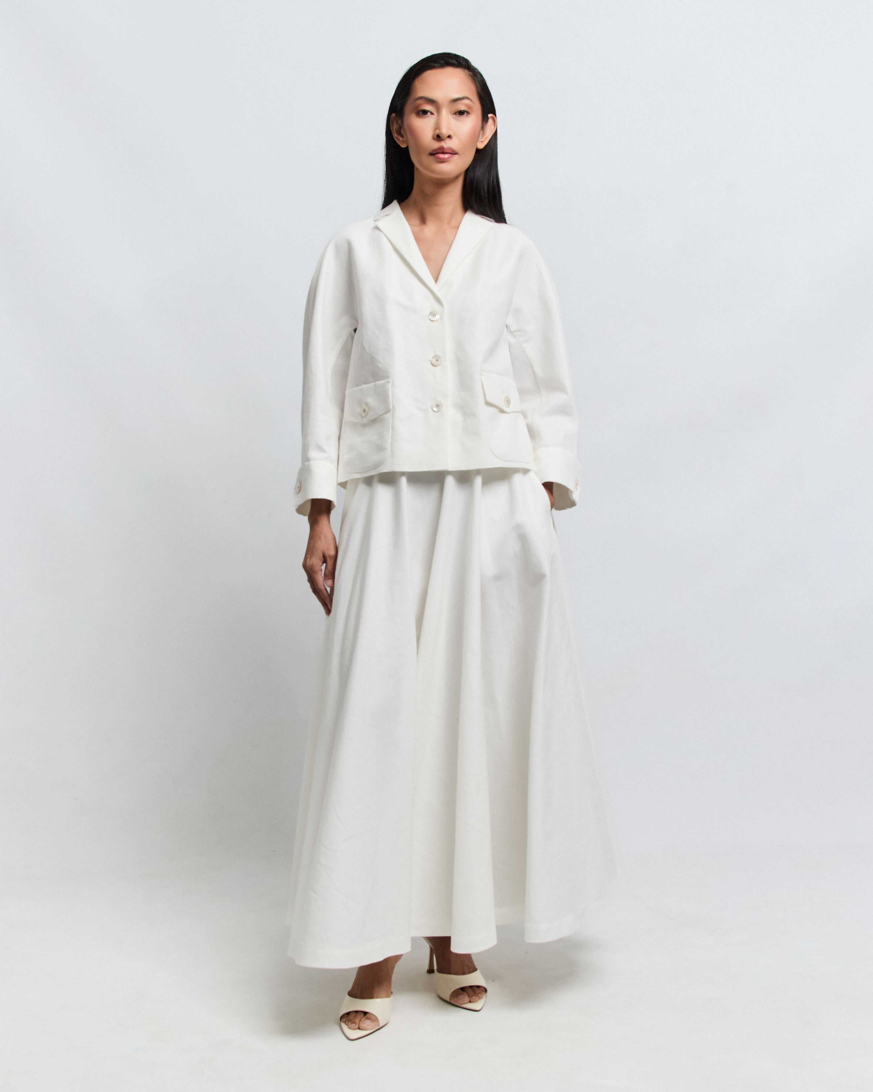 · RONI shirt-jacket in silk-cotton blend, kimono cut with English revere collar — Pohjanheimo · Detail of RONI jacket — natural mother-of-pearl buttons and French seam finish